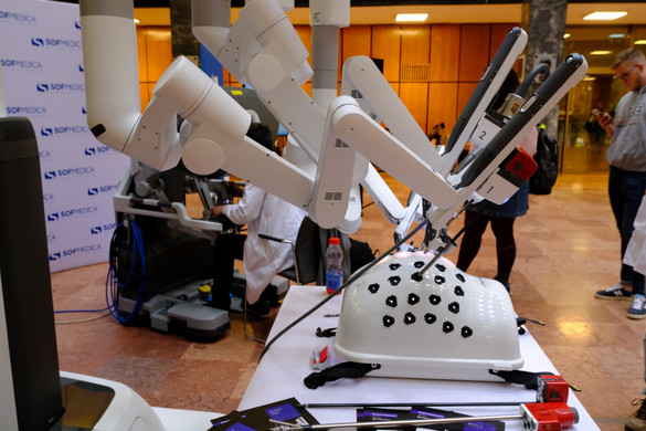 Robotsebészeti műtőasztalt használnak Pécsen