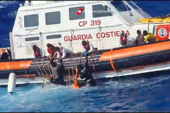 Illegális bevándorlás - Két hajótörés is történt a hétvégén Lampedusa közelében