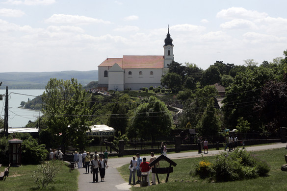 A Balaton egyik legnépszerűbb látványossága igazi hullahegyekre épült