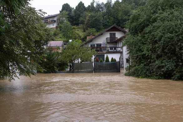 Elképesztő felvételek a szlovén áradásokról − evakuálják az embereket + VIDEÓ