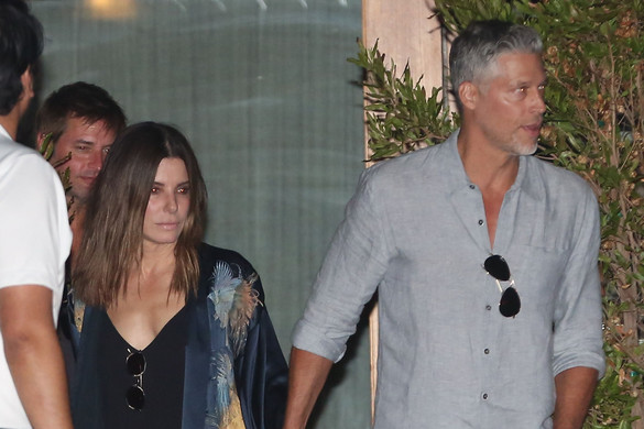 Súlyos betegségben elhunyt Sandra Bullock párja