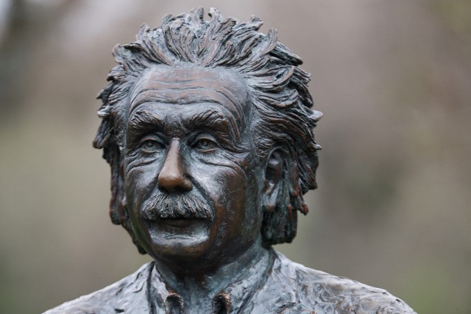 Fotó: Kenzo TRIBOUILLARD / AFP Johnny Werbrouck belga művész szobra, amely Albert Einstein német tudóst ábrázolja De Haanban, a „Savoyarde” villa közelében, ahol 1933-ban hat hónapig élt, miután elhagyta Németországot