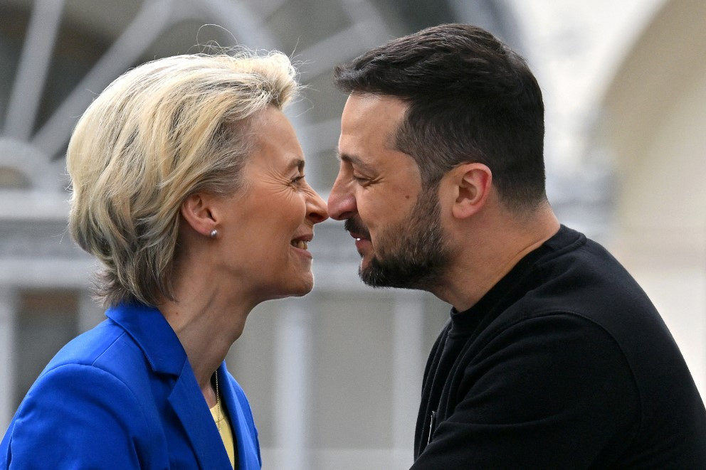 Fotó: Sergei SUPINSKY / AFP Ursula von der Leynen az ukrán elnökkel - sokan Zelenszkij miatt nem bocsátanak meg neki