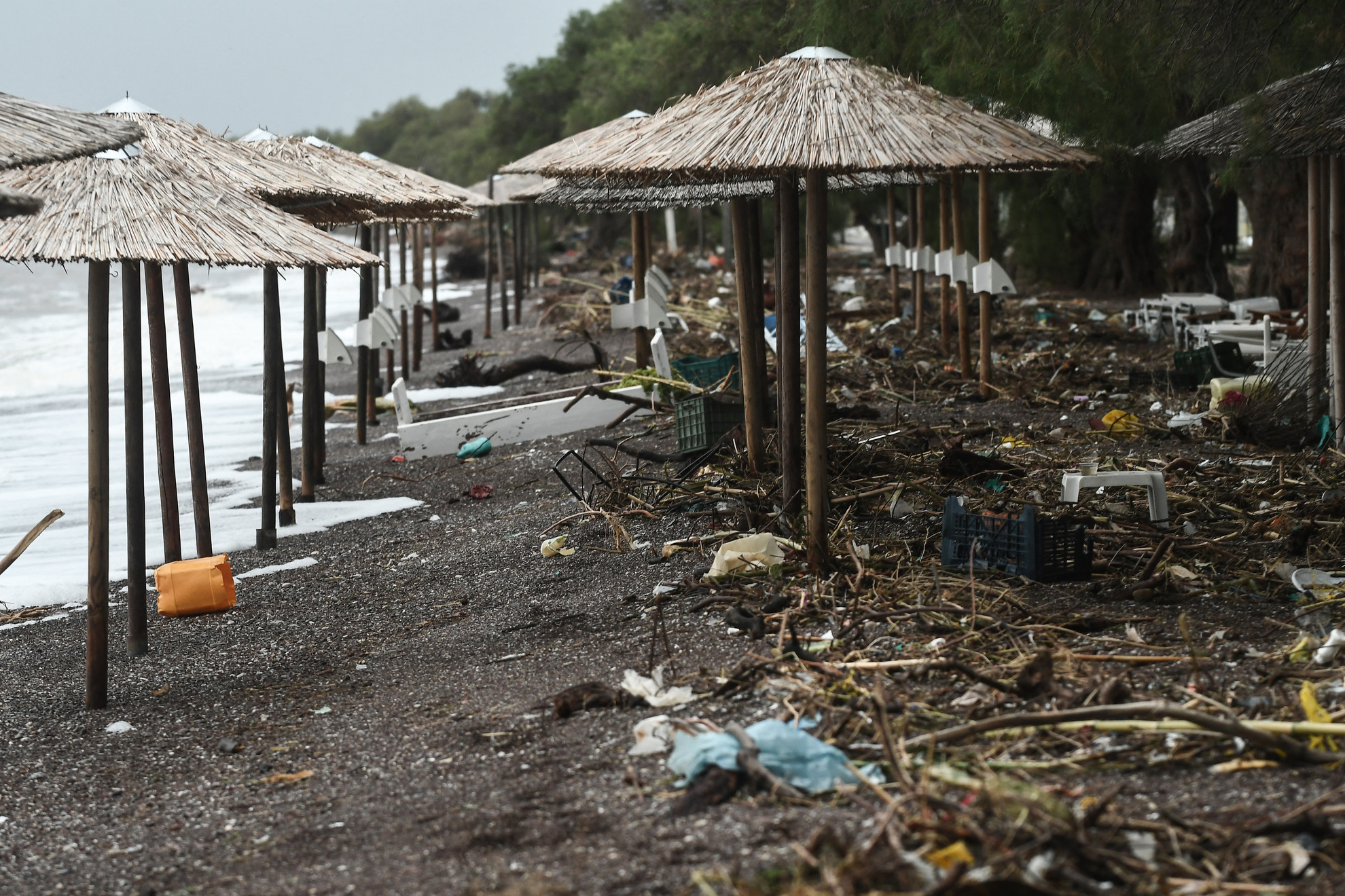 Fotó: Sakis Mitrolidis / AFP Egy elárasztott strand a heves esőzés után a görögországi Nea Agxialosban, Volos közelében, 2023. szeptember 7-én.