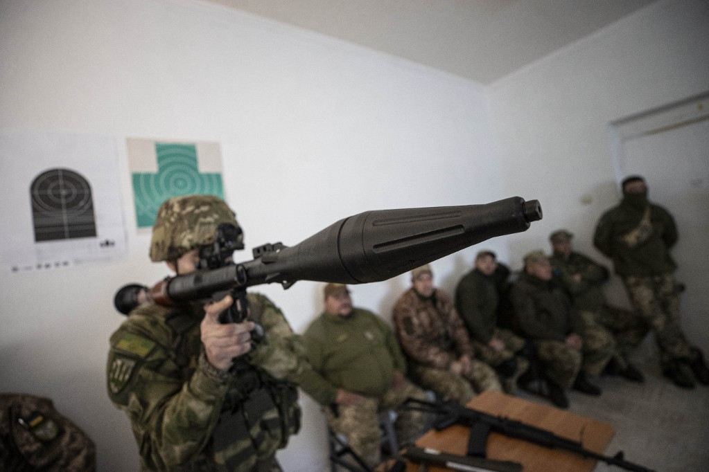 Az RPG-7 oktatópéldánya egy újonc kezében valahol Ukrajnában