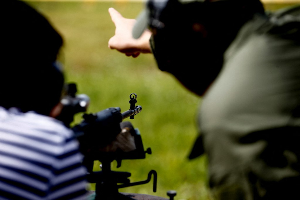 Régi idők mozija: egy Dragunov Moszkvában egy katonai bemutatón