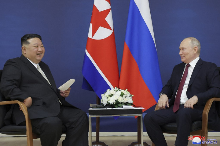 Fotó: AFP/KCNA Via KNS/STR Tesztelni kellett, hogy vajon elbírja-e a szék Kim Dzsongunt + VIDEÓ