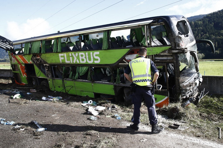 Fotó: APA via AFP/Gert Eggenberger Sokan megsérültek Ausztriában egy buszbalesetben, halálos áldozat is van