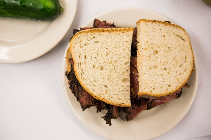 Több mint 31 millió forintnyi készpénzt találtak egy szendvicsben