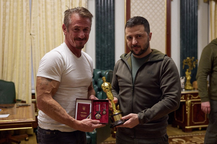 Fotó: AFP/Anadolu Agency/Handout/Ukrainian Presidency Sean Penn beolvasztaná az Oscar-szobrát, hogy oroszokat öljenek az ukránok az abból készült töltényekkel