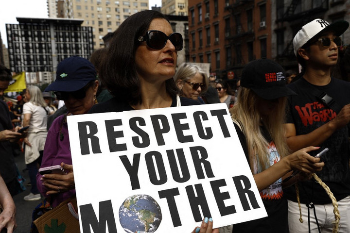 Fotó: JOHN LAMPARSKI / NURPHOTO / NURPHOTO VIA AFP Tízezrek tüntettek New Yorkban a fosszilis energiaforrások ellen