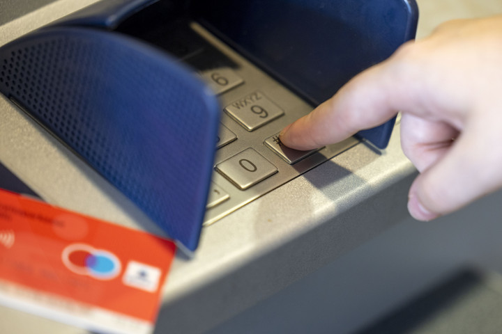 Olcsó mikroszámítógép segítségével fosztott ki bankautomatákat egy bűnbanda