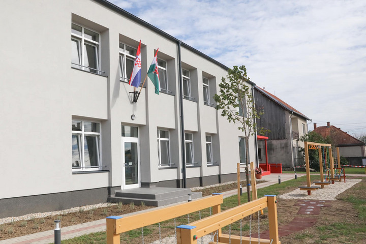Újjáépült a kétnyelvű iskola