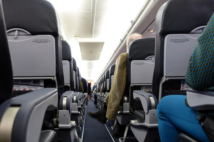 Üvöltözött a többi utassal a nő a repülőn, majd bejelentette, hogy híres az Instagramon