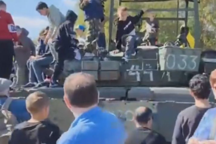 Mindenki megnézhette a legendás „ukránverő” orosz tankot + VIDEÓ