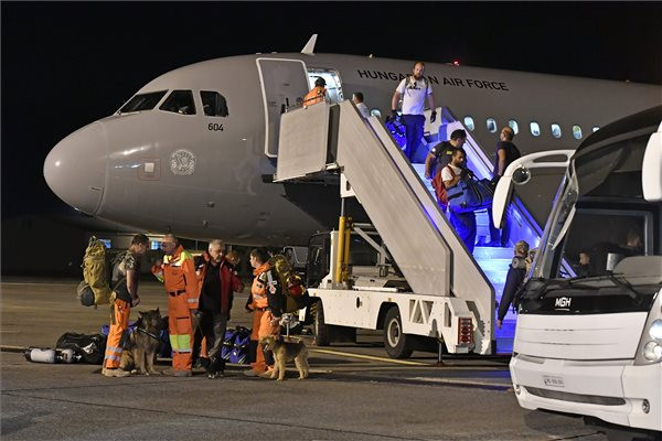 Hazaérkeztek Líbiából a magyar kutató-mentők