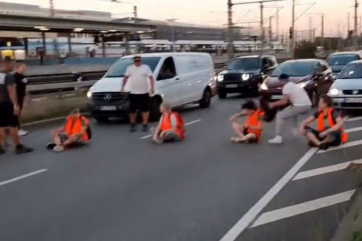 Fotó: X Klímaaktivistákat vernek a német utakon + VIDEÓ