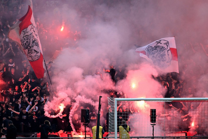 Szurkolói rendbontás miatt félbeszakadt az Ajax–Feyenoord rangadó