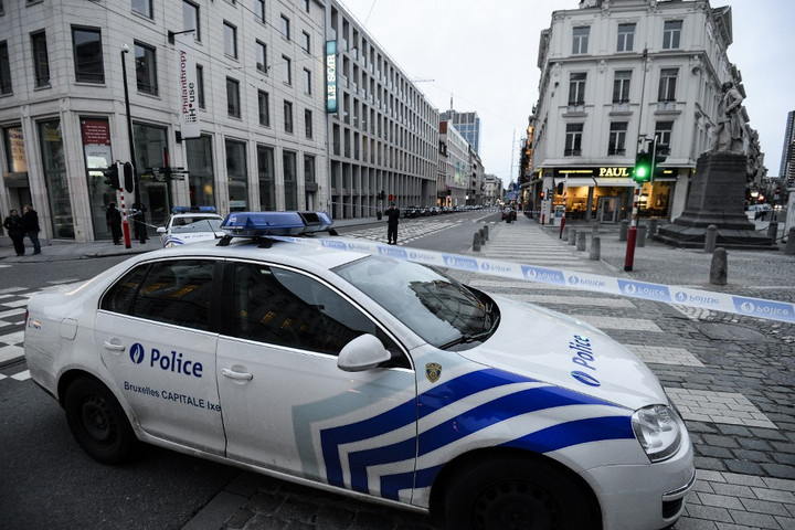 Alig bírtak a brüsszeli rendőrök a késekkel a kezében imádkozó migránssal + Videó