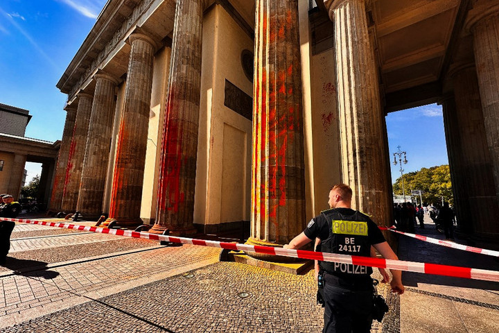 Klímaaktivisták megrongálták a berlini Brandenburgi kaput