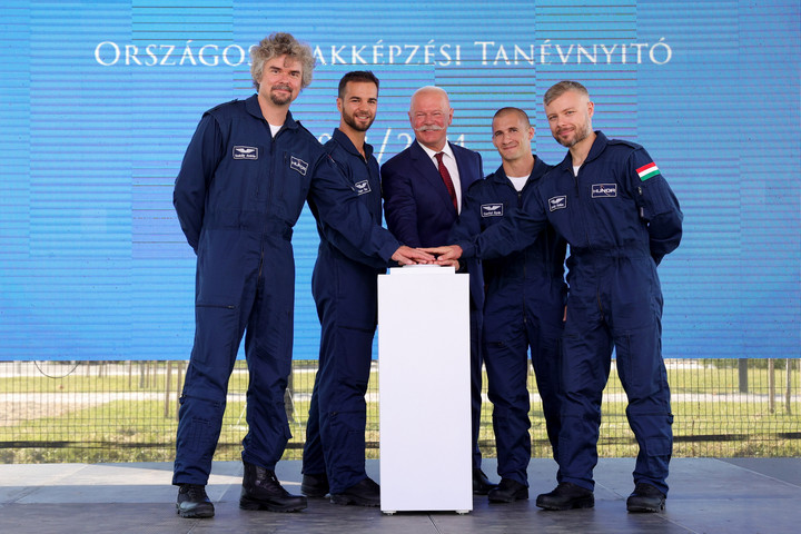 Fotó: MTI/Kiss Dániel Félidejéhez érkezett a magyar űrhajósok felkészülése