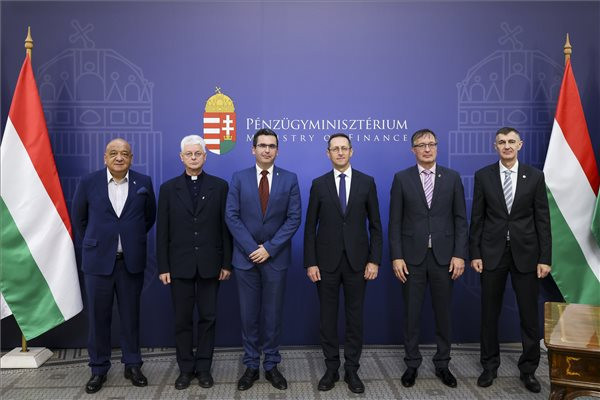 Fotó: MTI/Hegedüs Róbert Újabb négy egyetemmel írt alá együttműködési megállapodást gyakornokok fogadásáról a Pénzügyminisztérium