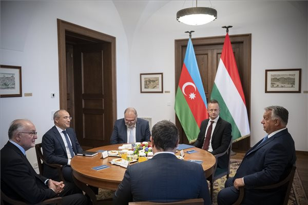 Fotó: MTI/Miniszterelnöki Sajtóiroda/Benko Vivien Cher Szijjártó: Jövő évtől megindul a magyar részvétel Hegyi-Karabah térségének újjáépítésében