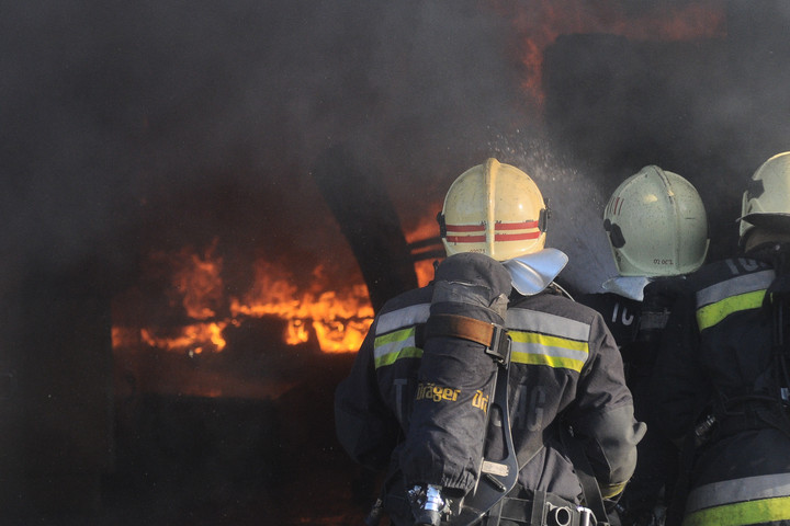 Lángokban áll Székesfehérvár, egy ipari üzemben keletkezett a tűz