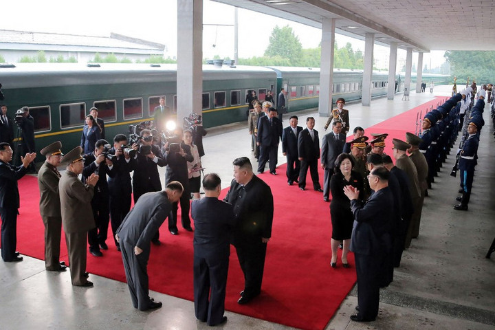 Katonai pompával fogadták az észak-koreai vezetőt egy orosz vasúti határállomáson