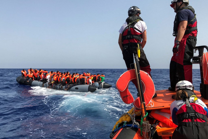 Fotó: AFP / Anne Chaon Mintegy 120 bajba került migránst vettek fel Ciprus partjai előtt