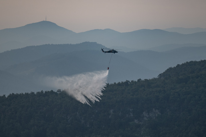 Fotó: Cem Tekkesinoglu / ANADOLU AGENCY / Anadolu Agency via AFP Lezuhant egy tűzoltóhelikopter Törökországban