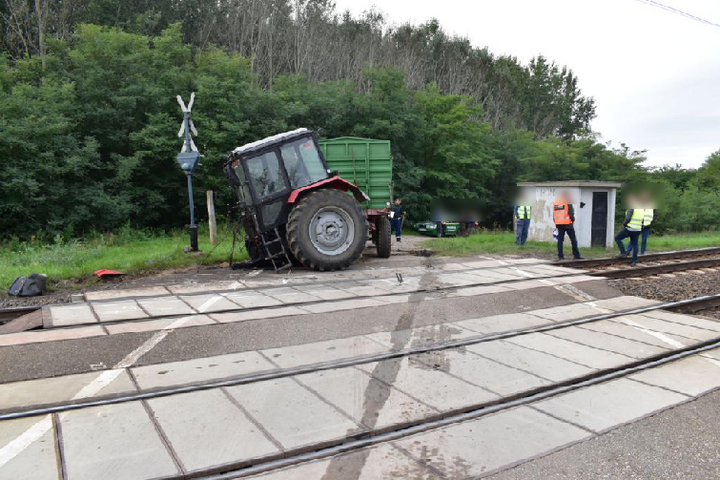 Vonat elé hajtott a traktorral