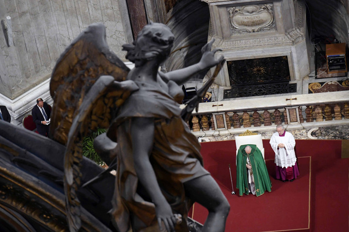 Fotó: Hans Lucas via AFP/Hans Lucas/Vatican Media/CPP Amikor a halott pápa holttestét az egyházi bíróság elé állították