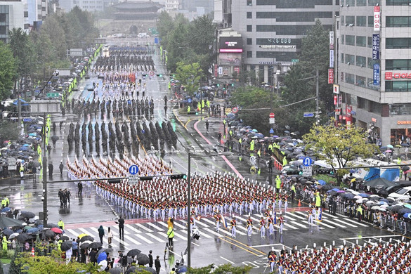 Nagyszabású katonai díszszemlét tartottak Dél-Koreában