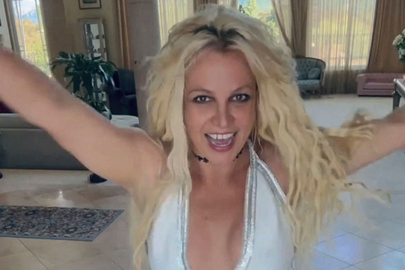 Konyhakéssel hadonászott, majd bekötözött karral táncolt Britney Spears