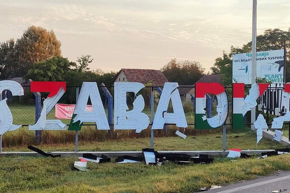 Délvidéken sem csitulnak a kedélyek: megrongálták a nemrég kihelyezett magyar nyelvű Szabadka-feliratokat