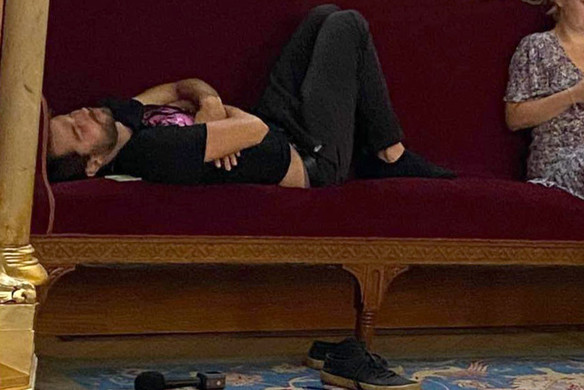 Felfüggesztették a parlamentben alvó telexes újságíró belépőjét az Országházba