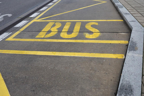 A buszmegállóban várakozók közé hajtott egy pofátlan teherautós Csepelen