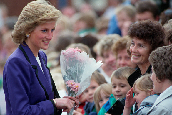 Több mint egymillió dollárért kelt el Diana hercegné báránymintás pulóvere árverésen