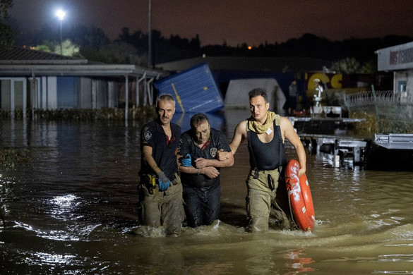 Görögországban mentőcsónakokkal próbálják elérni az árvizek miatt elzárt településeket + GALÉRIA