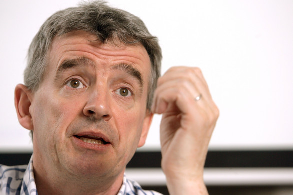 Tortát kapott az arcába a Ryanair vezérigazgatója + VIDEÓ