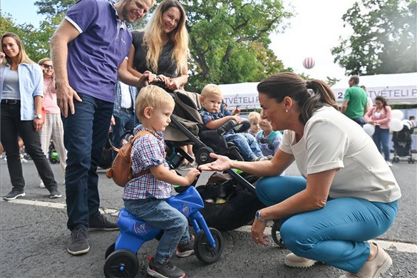 Novák Katalin indította el a városligeti kismotoros felvonulást