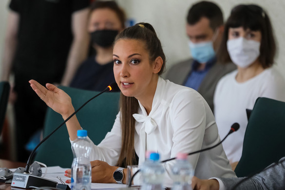 „A kisebb pártok a DK büdös verítékű ölelését választhatják”