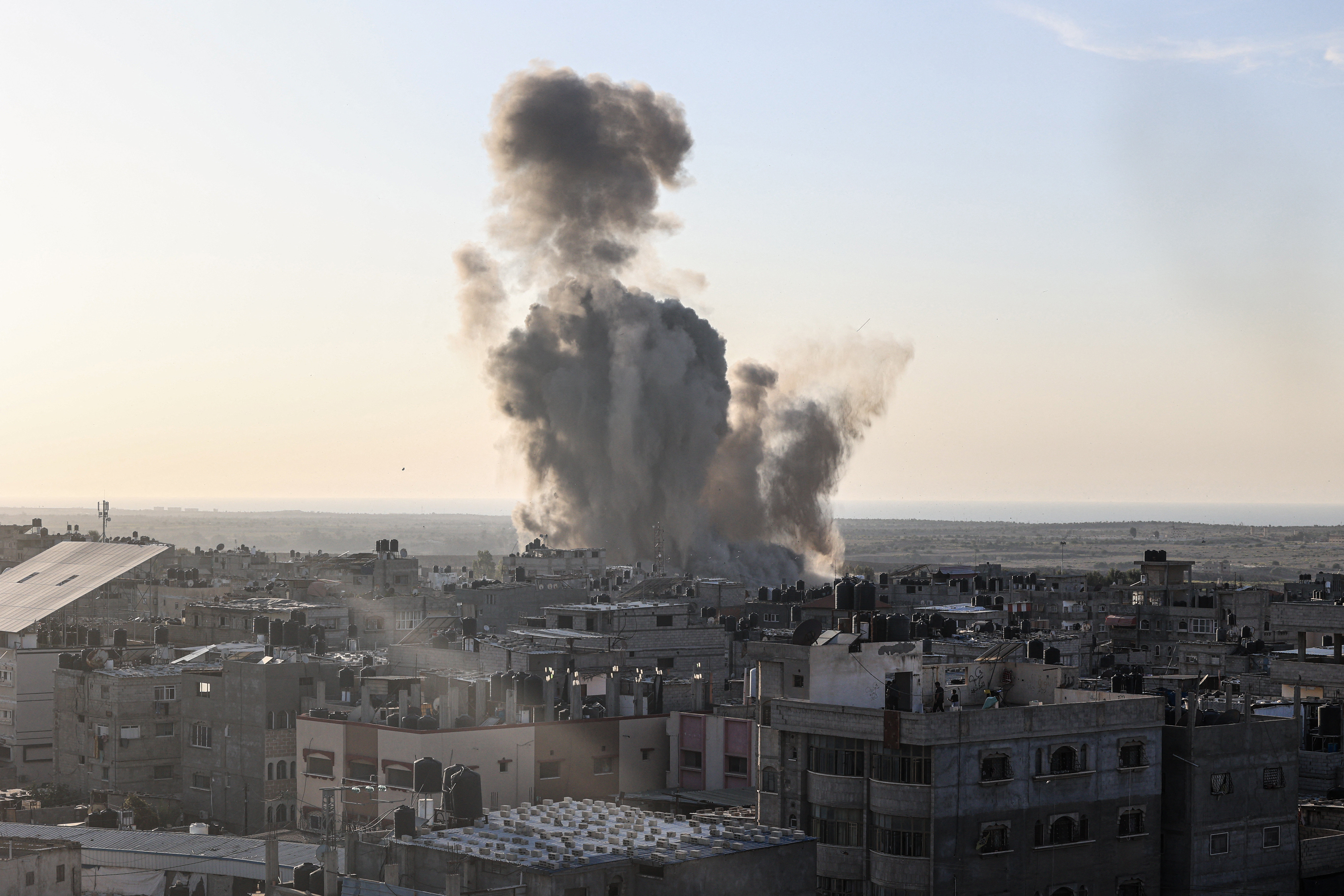 Az izraeli hadsereg a Hamász infrastruktúráját támadta, a szervezet szerint több tucatnyian haltak meg