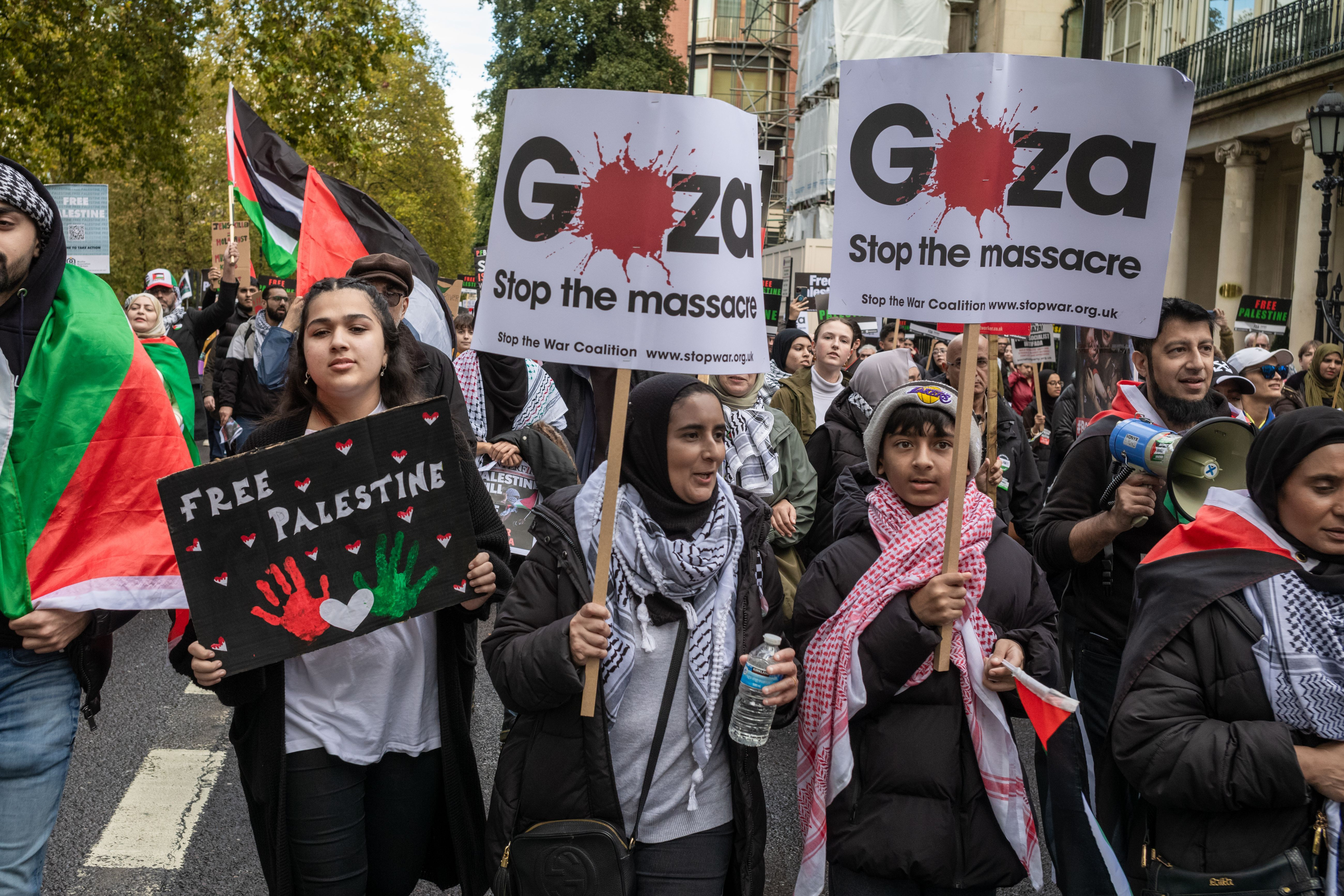 Több tízezren tüntettek Londonban a palesztinok mellett