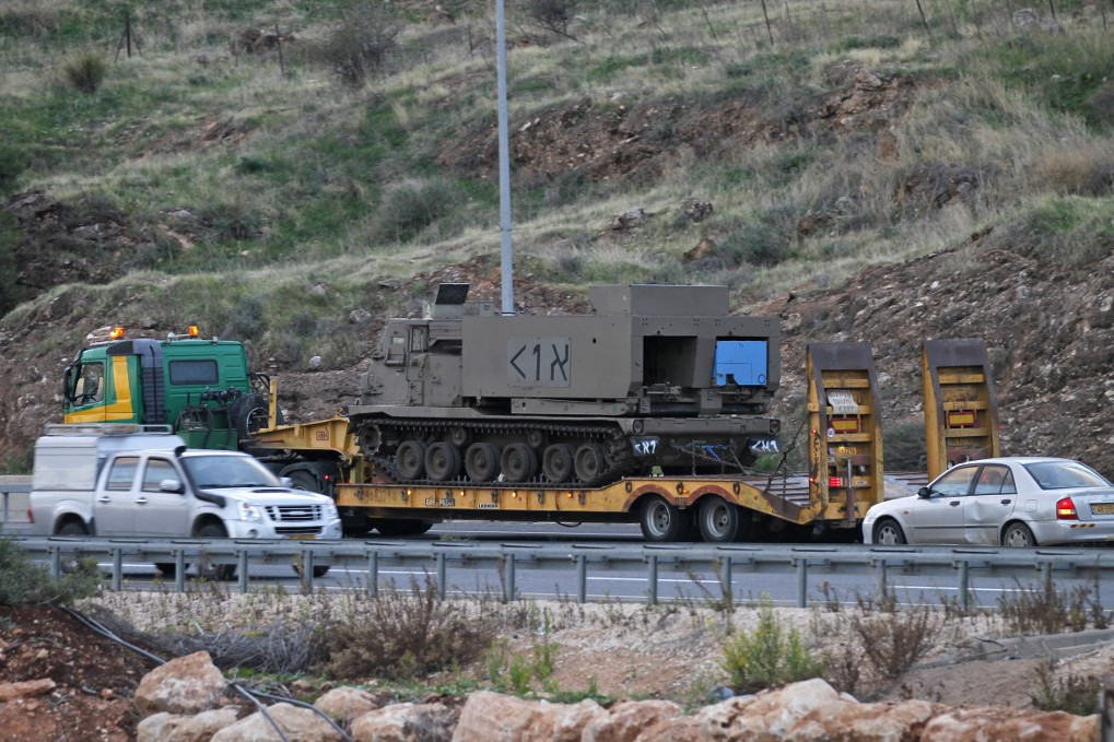 Egy M270 MLRS tart a libanoni határ irányába