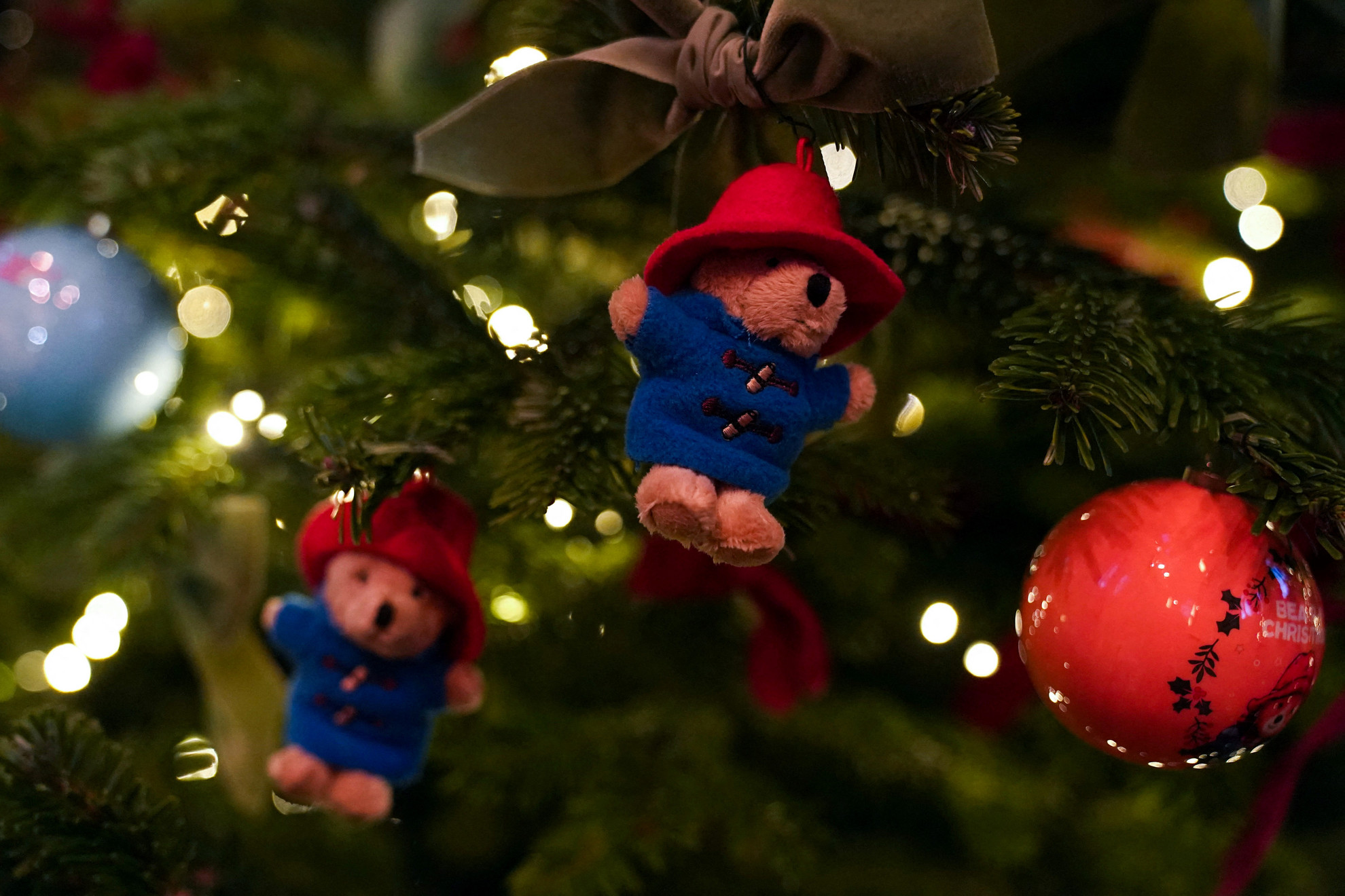 Fotó: AFP/POOL/Kirsty O'Connor Paddington mackó díszek a karácsonyfán 2022. december 15-én