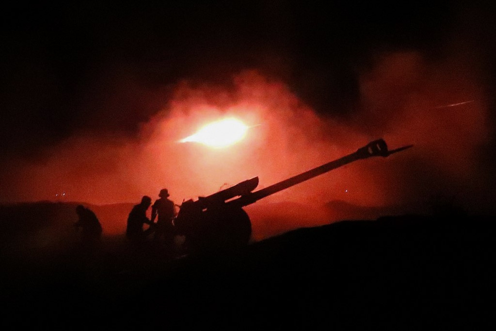 Fotó: AFP / IRANIAN ARMY OFFICE Éjszakai gyakorlaton az iráni tüzérség
