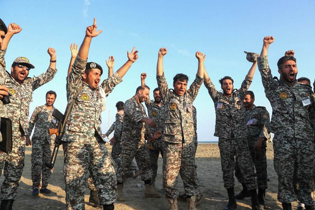 Fotó: AFP / IRANIAN ARMY OFFICE Iráni katonák ünnepelnek egy hadgyakorlat sikeres befejezése után