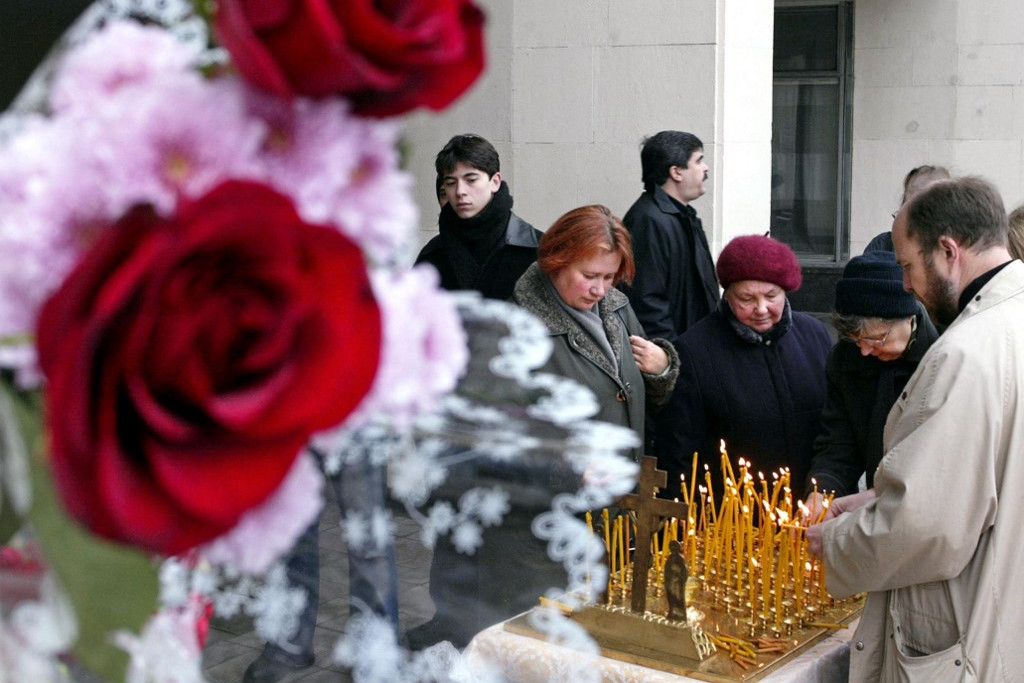 Fotó: AFP / DENIS SINYAKOV Az álmom egy rózsa Szása, és a terrorizmus gyermekáldozatainak emlékére...